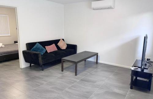 Surfers Paradise House | Sunrise Lodge Apt 4 - Cozy 1BR - Poolside Escape