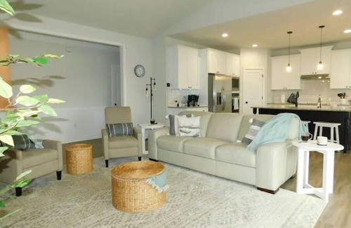 Livingston House | Experience Sunrise on Serenity at Lake Anna with Family-Friendly Amenities