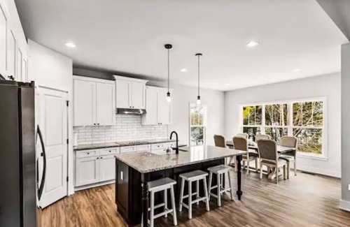 Livingston House | Experience Sunrise on Serenity at Lake Anna with Family-Friendly Amenities