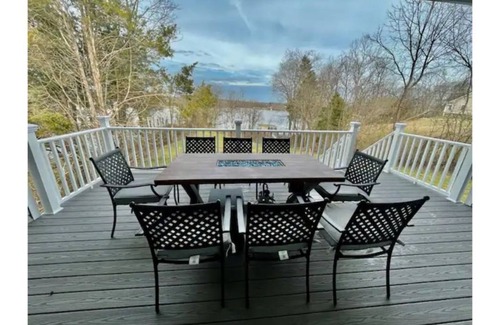 Livingston House | Experience Sunrise on Serenity at Lake Anna with Family-Friendly Amenities
