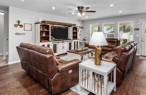 Chandler Condo | Sunrise Paradise on Lake Palestine with Private Dock and Kayaks