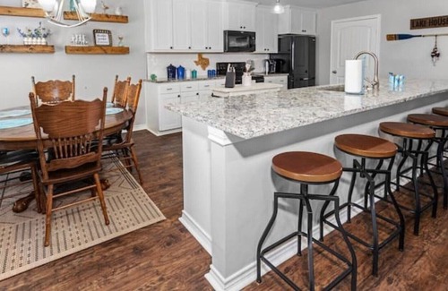 Chandler Condo | Sunrise Paradise on Lake Palestine with Private Dock and Kayaks