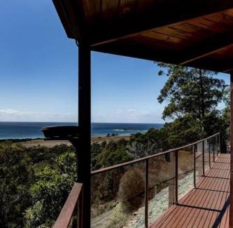Bicheno House | Inviting Sunrise Place - Above the Trees with Family Amenities