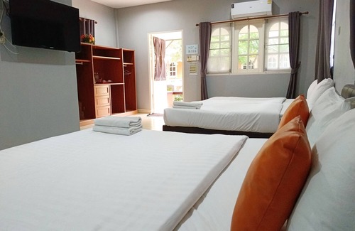 Phongprasan Hotel | Budget-Friendly Sunrise Resort: Pool, Restaurant & More