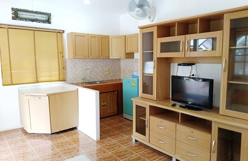 Phongprasan Hotel | Budget-Friendly Sunrise Resort: Pool, Restaurant & More