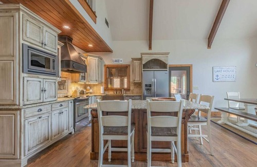 Reed Creek House | Exquisite Sunrise Retreat with Lake Views & Hot Tub Access
