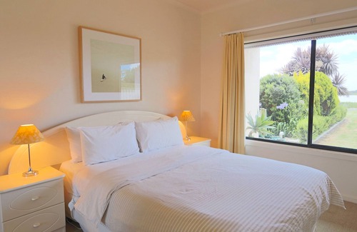 Waterhouse House | Lake View Bliss at Sunrise Robe - Rated 9.6/10 by Guests