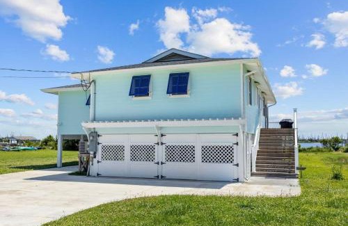 Marshallberg House | Pet-Friendly Sunrise Sound Cottage for Family Getaways