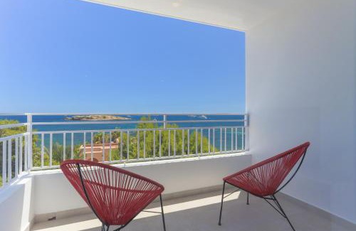 Figueretas Apartment | Inviting Sunrise Suites: Guest Rated 8.3 with Great Dining