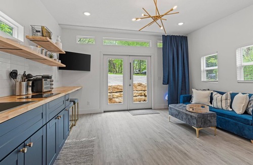 Linn Valley Apartment | Unforgettable Sunrise Tiny House Experience at Linn Valley Lakes
