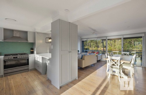 Wyong House | Scenic Sunrise Wyong River: Tennis, Kayaks & Lake Views