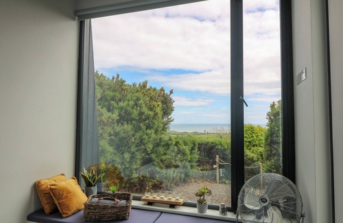 Gorey Cottage | SUNRISER, romantic, with hot tub in Ballymoney, County Wexford