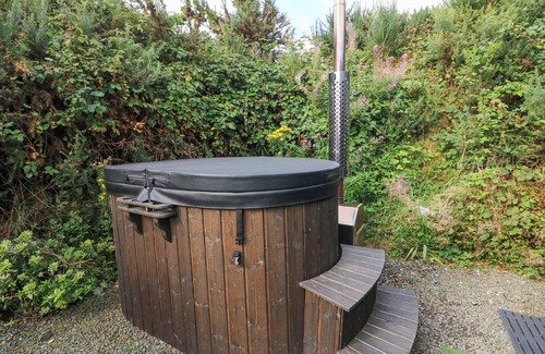 Gorey Cottage | SUNRISER, romantic, with hot tub in Ballymoney, County Wexford