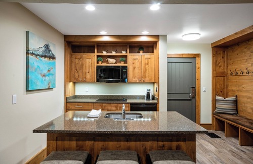 Sunriver Resort | Relax at Sunriver Resort: Pet-Friendly & Spa Amenities