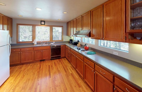 Overlook Park House | Elegant 3 BR Retreat at 13 Rhododendron Lane with Spa