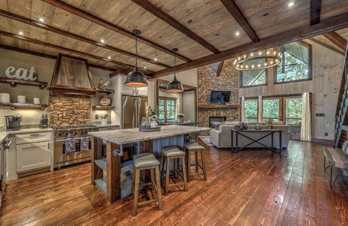 Blue Ridge Cabin | Relax at Sunrock Mountain Dream: Family-Friendly Cabins