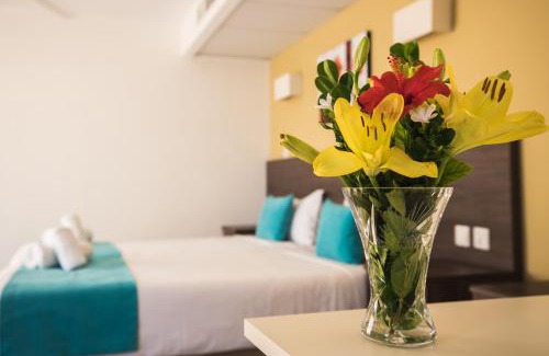 Qawra Hotel | Beachfront Bliss at Sunseeker Holiday Complex with Pool