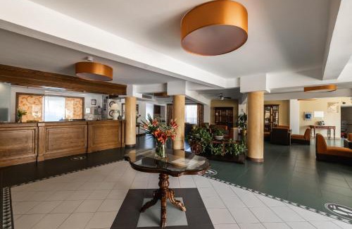 Qawra Hotel | Beachfront Bliss at Sunseeker Holiday Complex with Pool