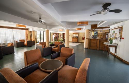 Qawra Hotel | Beachfront Bliss at Sunseeker Holiday Complex with Pool