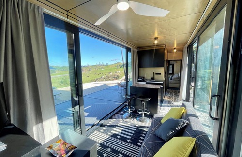 Hangatiki House | Indulge in Sunset: 2 Bed Retreat with Outdoor Bath
