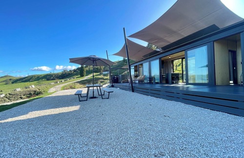 Hangatiki House | Indulge in Sunset: 2 Bed Retreat with Outdoor Bath