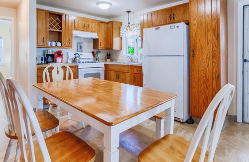 Cayuga Cottage | Serene Sunset Bay: Cozy Bungalow with Lake Views