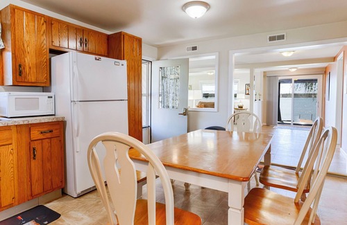 Cayuga Cottage | Serene Sunset Bay: Cozy Bungalow with Lake Views