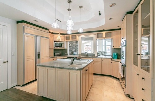 North Rose House | Sunset Bay: Experience Picturesque Lake Views and Spa Retreats