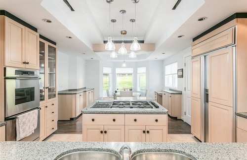 North Rose House | Sunset Bay: Experience Picturesque Lake Views and Spa Retreats