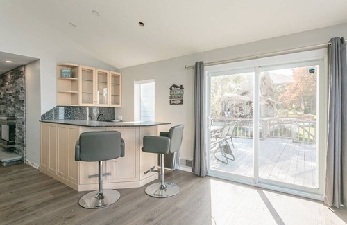 North Rose House | Sunset Bay: Experience Picturesque Lake Views and Spa Retreats