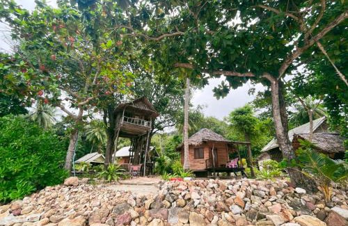 Nuea Khlong Hotel | Beachfront Serenity at Sunset Beach Bungalow Koh Pu