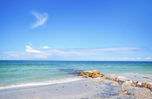 Sunset Beach Cottage | Oceanfront Sunset Beach House with Pet-Friendly Amenities