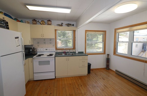 Kirkfield Cottage | Relaxing Sunset Beginnings on the Trent Severn with Boathouse