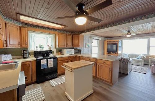 Moran House | Family-Friendly Sunset Breeze with Scenic Views
