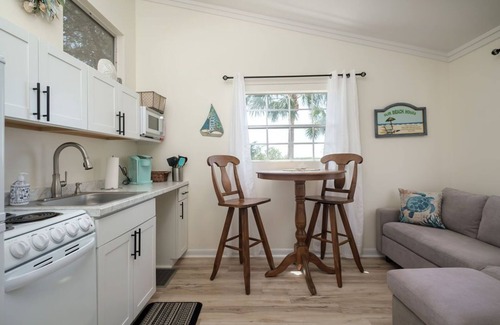 Cedar Key Cottage | Sunset Brooke: Pet-Friendly Haven with Gorgeous Views