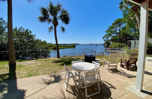 Cedar Key Cottage | Sunset Brooke: Pet-Friendly Haven with Gorgeous Views