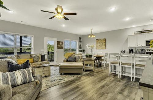 Branson West Apartment | Pet-Friendly Sunset Bunker Condo with Pool & Breakfast