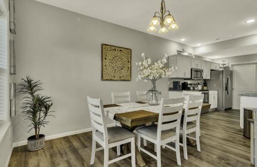Branson West Apartment | Pet-Friendly Sunset Bunker Condo with Pool & Breakfast