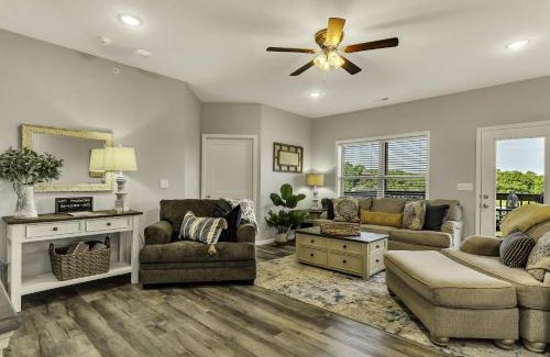 Branson West Apartment | Pet-Friendly Sunset Bunker Condo with Pool & Breakfast