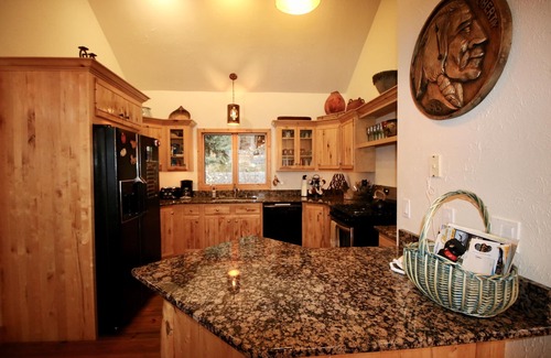Woods Bay House | Relaxing Sunset Cabin on Flathead Lake - Ideal for Families