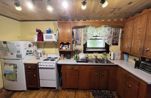 St. Albans Cottage | Family-Friendly Sunset Cabin on Lake Champlain, Vermont