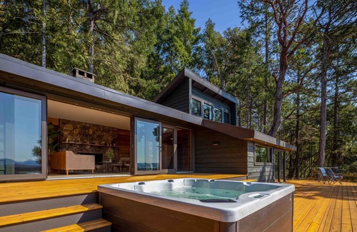 Galiano Cabin | Sunset Cabin w/ hot tub in Galiano