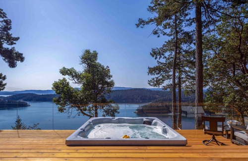 Galiano Cabin | Sunset Cabin w/ hot tub in Galiano