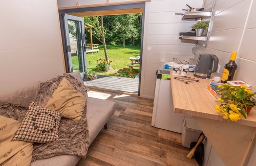 Barnstaple Cabin | Cozy Sunset Cabins: Pet-Friendly Retreat for Up to 3 Guests