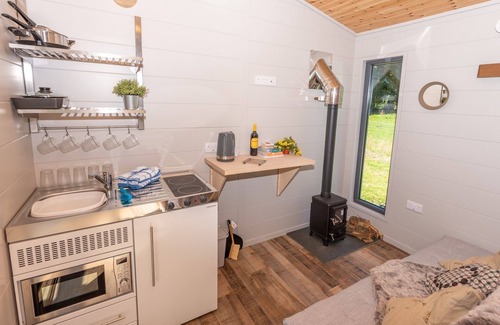 Barnstaple Cabin | Cozy Sunset Cabins: Pet-Friendly Retreat for Up to 3 Guests