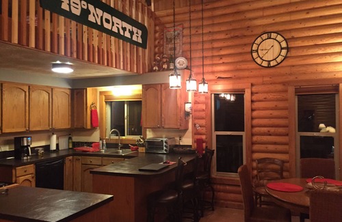 Chewelah Ski Chalet | Pet-Friendly Sunset Chalet with Pool & Spa at 49 Degrees North