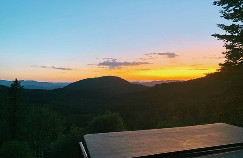 Chewelah Ski Chalet | Pet-Friendly Sunset Chalet with Pool & Spa at 49 Degrees North