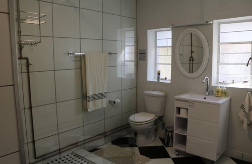 Barrydale Apartment | Cheerful Sunset Cottage - Guest Rated 9.8/10 for Comfort