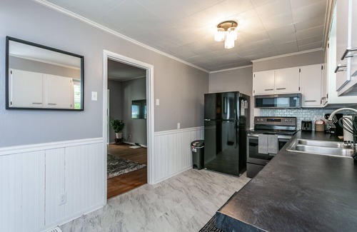Glen Carbon Cottage | Top-Rated Sunset Cottage in Downtown Glen Carbon