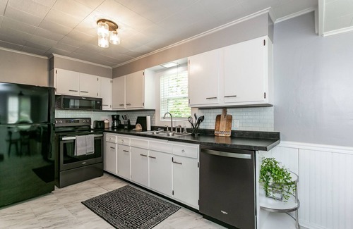 Glen Carbon Cottage | Top-Rated Sunset Cottage in Downtown Glen Carbon
